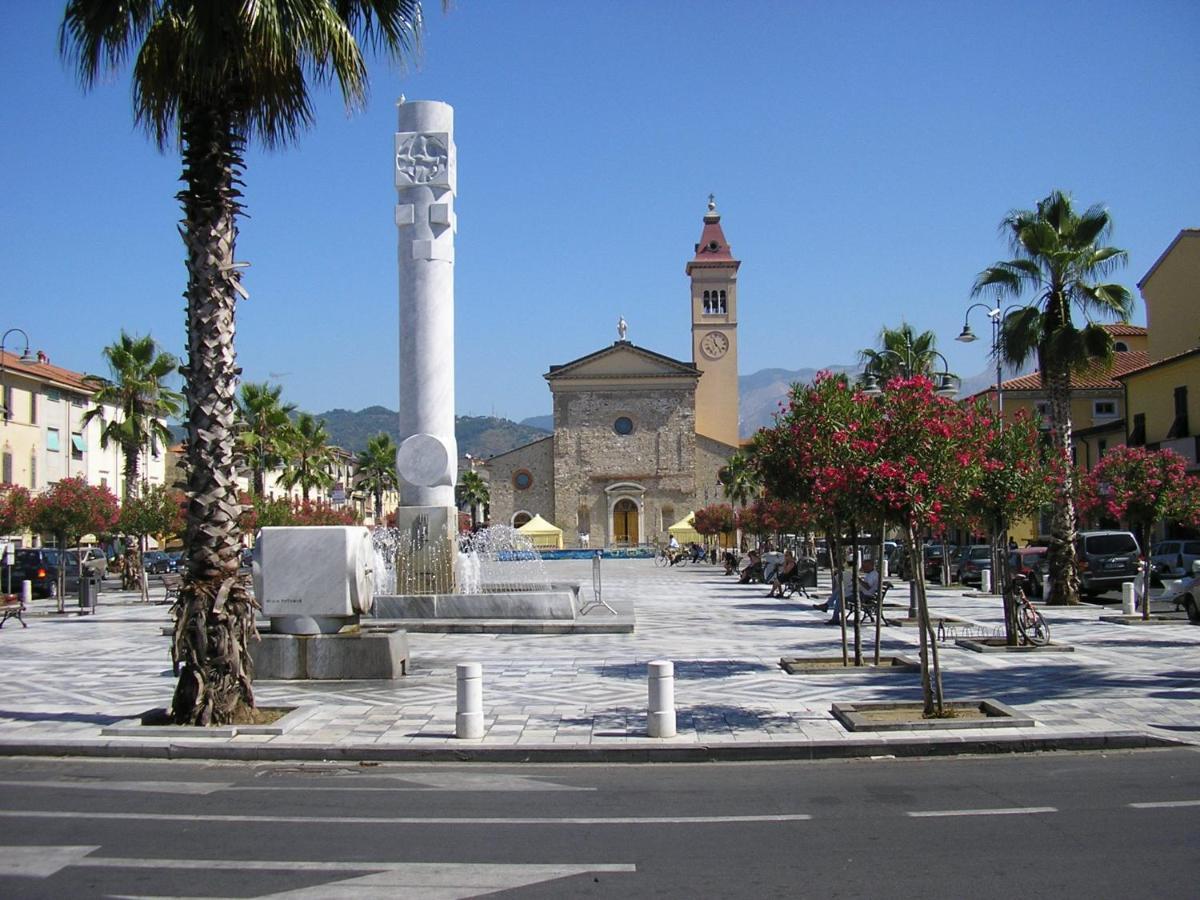 Willa L'Orologio Matto Marina Di Carrara Zewnętrze zdjęcie